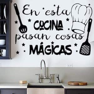 Vinilo con frase en esta cocina pasan cosas mágicas